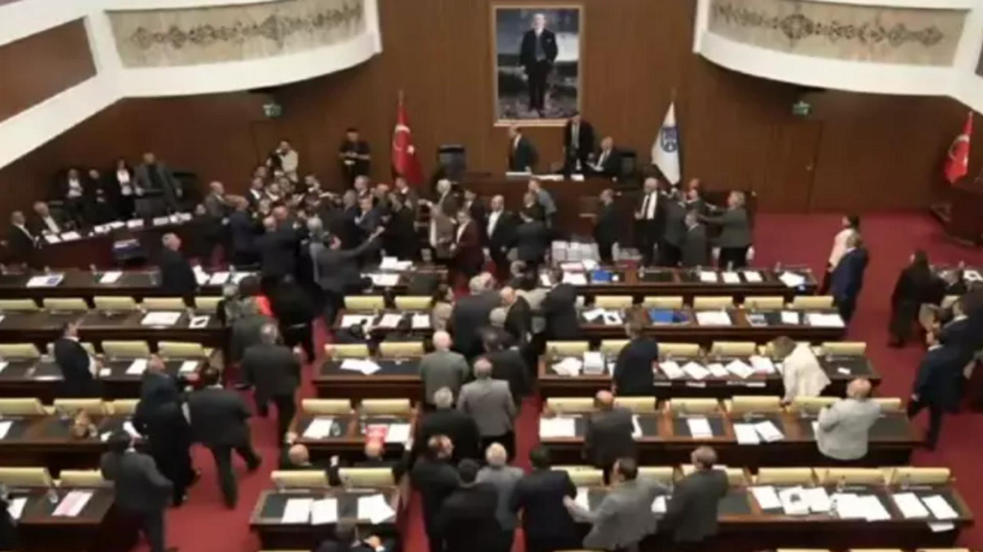 ankara-buyuksehir-belediye-meclisinde-29-ekim-konseri-icin-69-milyon-liralik-butce-tartismasi-yumruklu-kavga-cikti-iKcGbLCZ.jpg