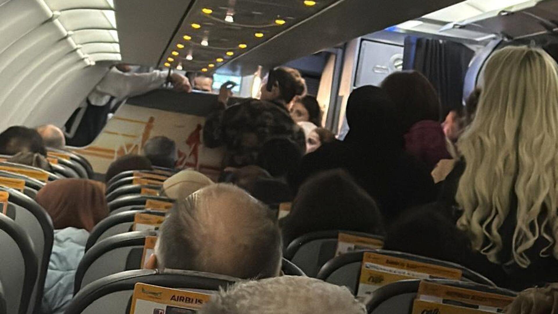 antalya-hamburg-ucusunda-kalp-krizi-panigi-pilot-kuleden-acil-inis-izni-istedi-pGJx9Zvp.jpg