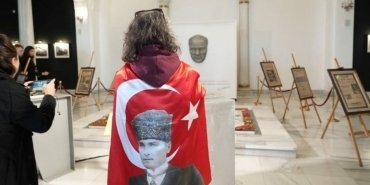 ataturkun-vefatinin-86-yil-donumunde-10-kasim-matemi-sergisinin-derin-anlami-ve-yogun-ilgi-yQAiQq68.jpg