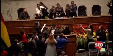 bolivya-meclisinde-domates-savasi-siyasi-catismalarin-tadi-yhzUYMD1.jpg