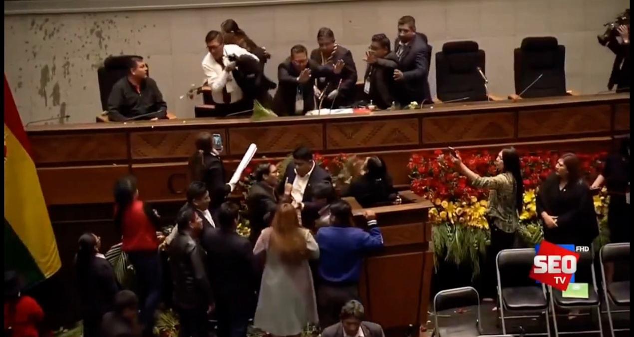 bolivya-meclisinde-domates-savasi-siyasi-catismalarin-tadi-yhzUYMD1.jpg