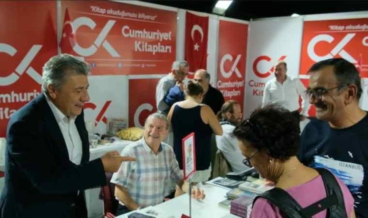 cumhuriyet-kitap-standi-antalya-kitap-fuarinda-ziyaretcilerin-yogun-ilgi-odagi-MSw4BQIl.jpg