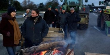 fransada-ciftciler-yeniden-eylemde-parise-yaklasan-protestolar-hgQlKjKS.jpg
