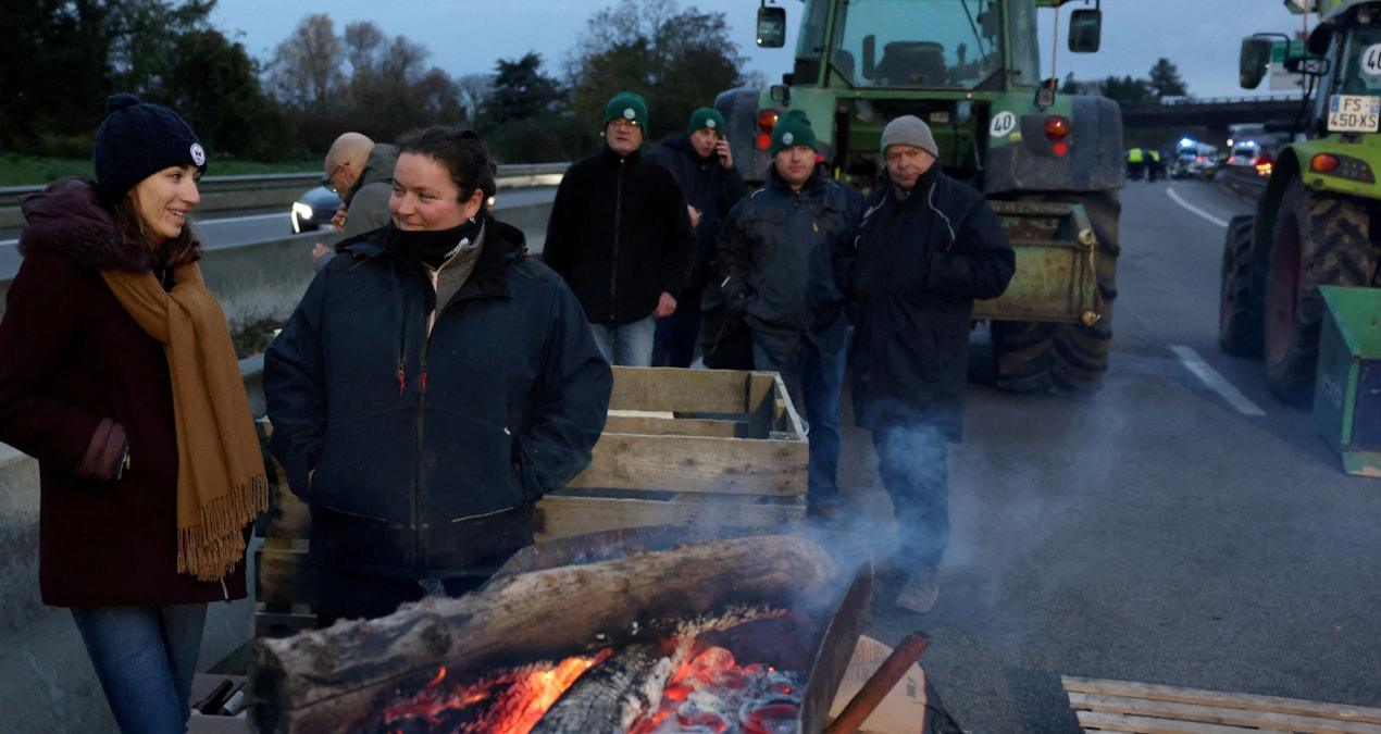 fransada-ciftciler-yeniden-eylemde-parise-yaklasan-protestolar-hgQlKjKS.jpg