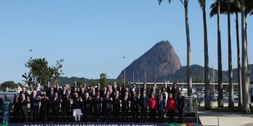 g20-zirvesinde-dogu-batinin-onunde-aile-fotografinin-anlami-iBEEASAe.jpg