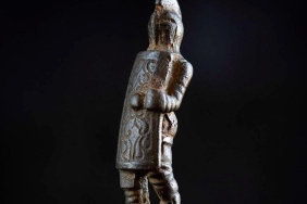 ingilterede-gladyator-figurlu-2-bin-yillik-bir-bicak-sapi-kesfedildi-Bmtp6BVM.jpg