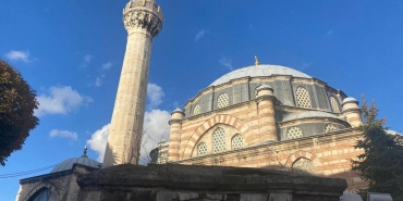 istanbulda-439-yillik-tarihi-mehmed-aga-camiine-plastik-pencere-takildi-6hxhzMME.jpg