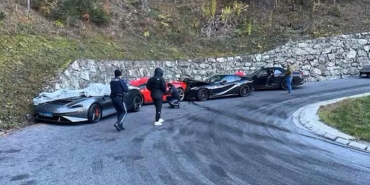 isvicrede-ferrari-ve-mclarenle-bentley-carpismasi-iki-ferrari-bir-mclaren-ve-bir-bentleynin-kaza-ani-4DJSFFWJ.jpg