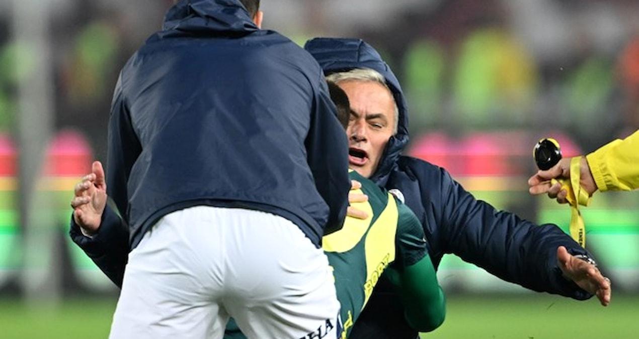 mourinhonun-sevinci-dunya-gundeminde-sahada-bacagini-kiracakti-K5KbaaEh.jpg