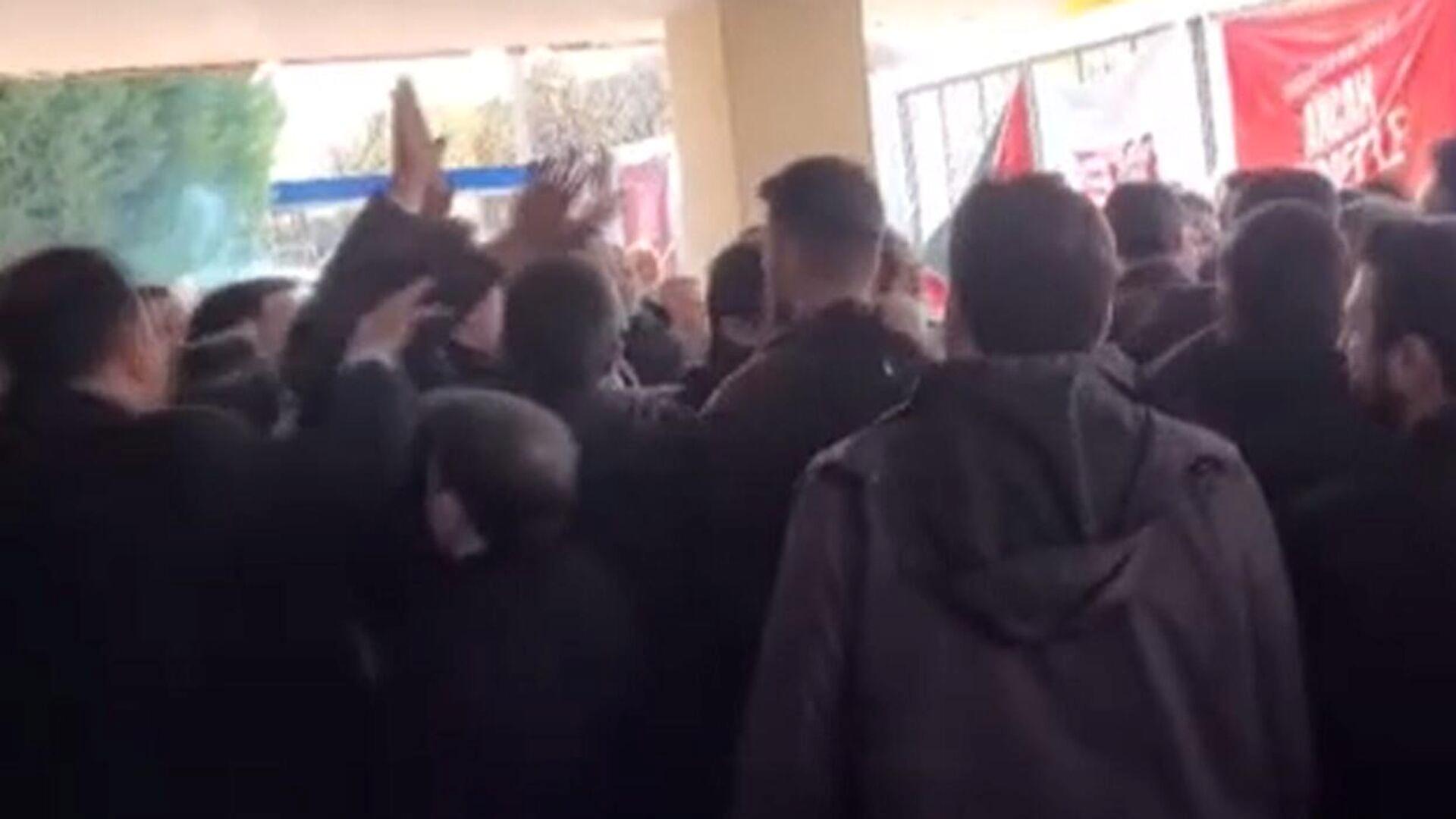 saadet-partisi-kongresinde-yumruklu-kavga-cikti-MRft5xqs.jpg
