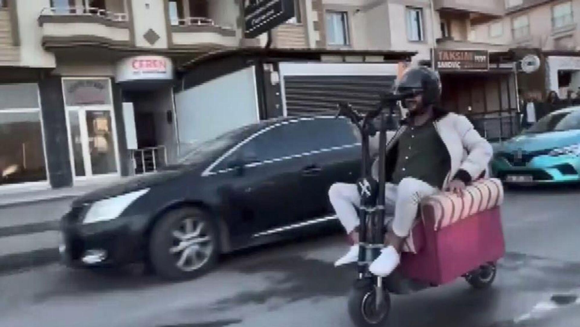 scootera-koltuk-yerlesip-trafige-cikti-trafik-ekiplerinden-kacamadi-AreEF2Qc.jpg