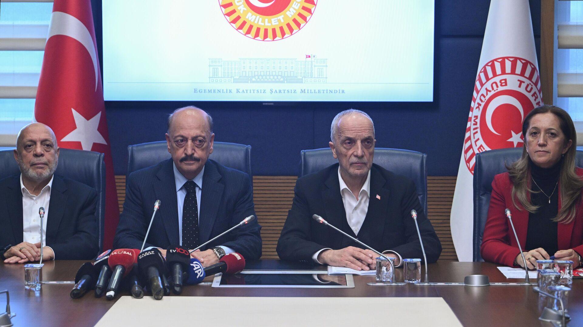 turk-is-hak-is-ve-disk-taleplerini-dile-getirdi-insanlik-onuruyla-bagdasacak-bir-asgari-ucret-tespit-edilmeli-khyG4tRL.jpg