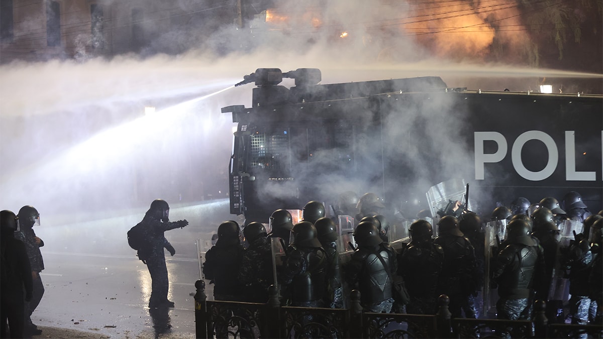 AB Destekçileri, Polisi Havai Fişeklerle Hedef Aldı