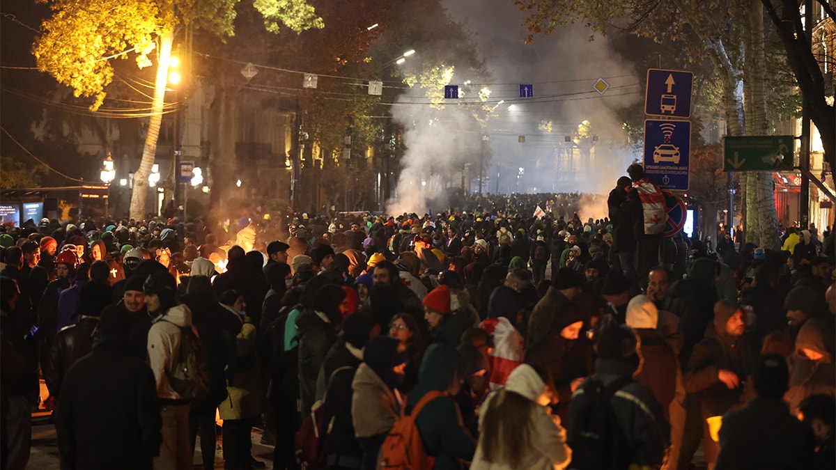 AB Destekçileri, Polisi Havai Fişeklerle Hedef Aldı