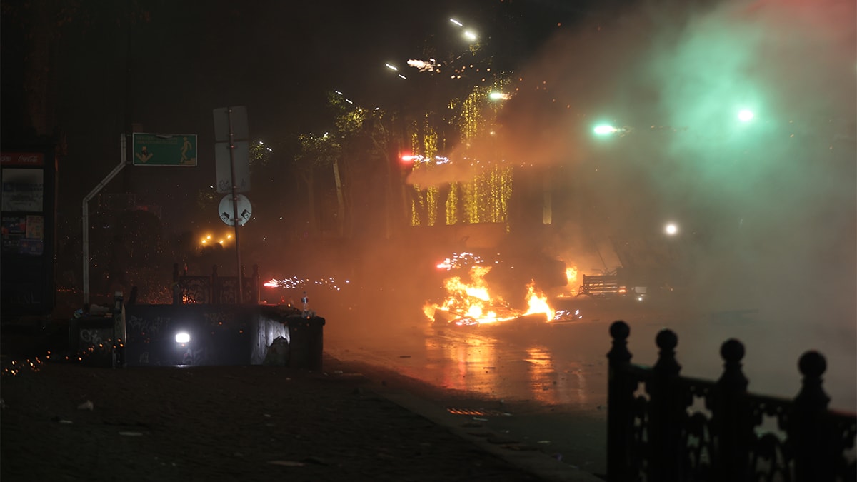 AB Destekçileri, Polisi Havai Fişeklerle Hedef Aldı