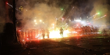 ab-destekcileri-polisi-havai-fiseklerle-hedef-aldi-avb1V6pD.jpg