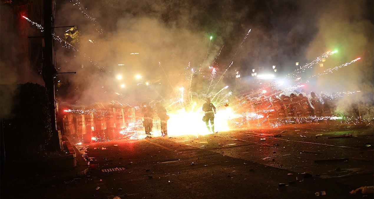ab-destekcileri-polisi-havai-fiseklerle-hedef-aldi-avb1V6pD.jpg