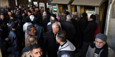bankalarin-onunde-uzun-kuyruklar-atmler-para-dagitamiyor-gmB5qsjX.jpg