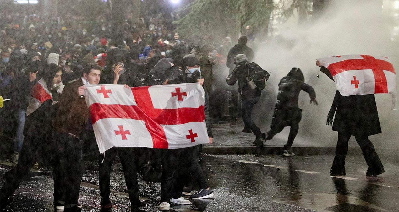 basbakan-anayasa-ihlaliyle-sokaklari-savas-alanina-cevirdi-HLYW6A6K.jpg