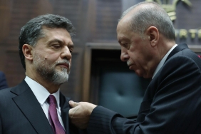cumhurbaskani-erdogan-ak-partiye-katilan-mustafa-nedim-yamaliya-rozet-takti-HM449A33.jpg