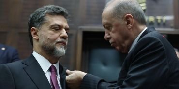 cumhurbaskani-erdogan-ak-partiye-katilan-mustafa-nedim-yamaliya-rozet-takti-HM449A33.jpg