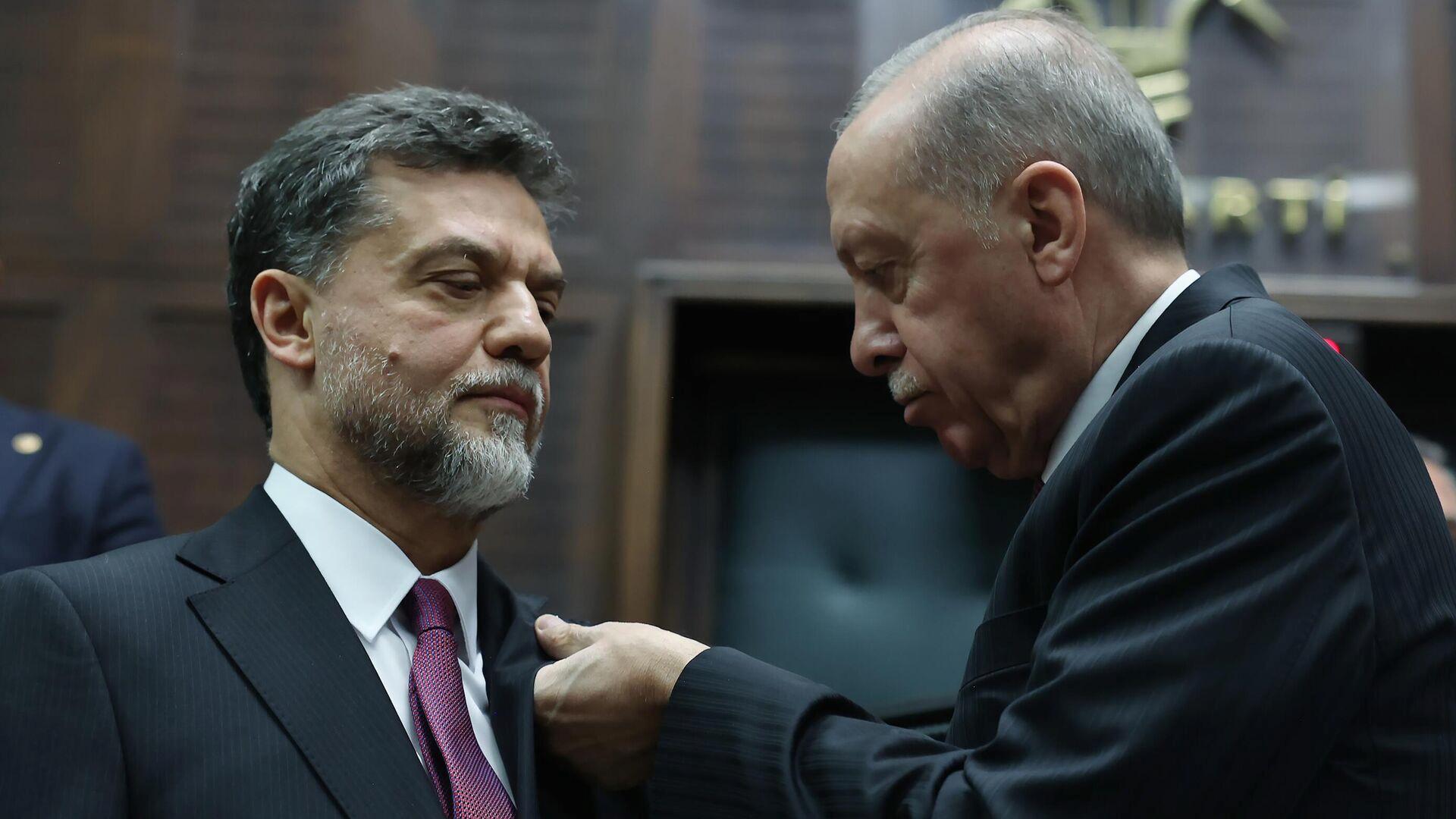 cumhurbaskani-erdogan-ak-partiye-katilan-mustafa-nedim-yamaliya-rozet-takti-HM449A33.jpg