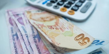 enflasyonun-kemer-sikma-etkisi-beyaz-yakalilar-ve-emekliler-uzerindeki-yansimalar-X85dNiJq.jpg