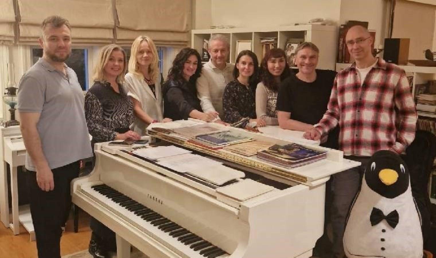 kulturlerin-harmanlandigi-anjelika-akbar-yonetimindeki-mi-minor-oda-korosundan-buyuleyici-bir-konser-deneyimi-SgBFaiE8.jpg