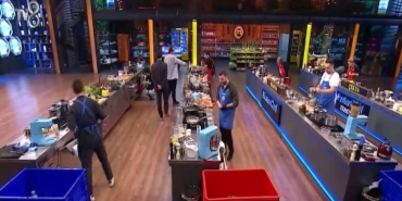 masterchefte-dokunulmazlik-kazanan-takim-ve-eleme-adayi-belli-oldu-korkutan-kaza-bir-yarismacinin-daha-yuzu-yandi-4QkNrOr2.jpg