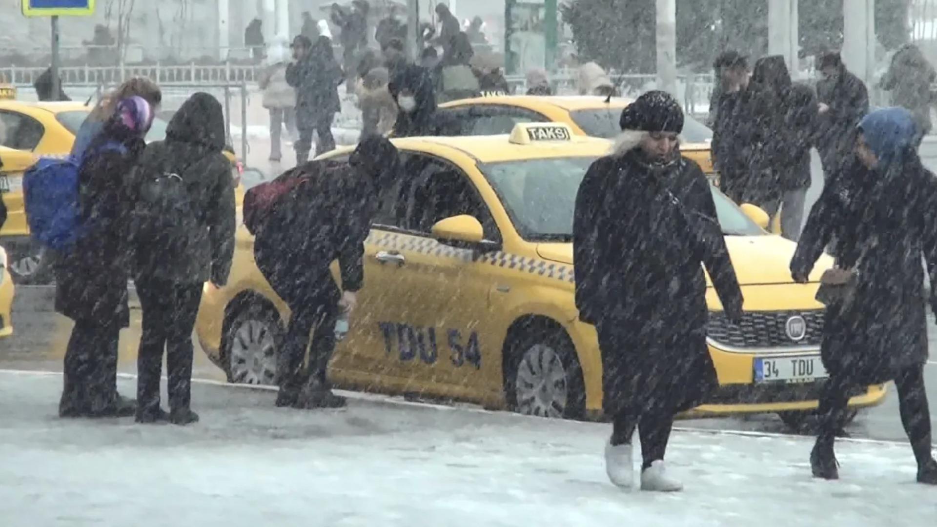 meteoroloji-tehlike-canlarini-caldi-kabus-gibi-bir-3-gun-yasanacak-istanbul-ve-bir-cok-ile-firtina-ve-kar-geliyor-rwe2Xxw7.jpg