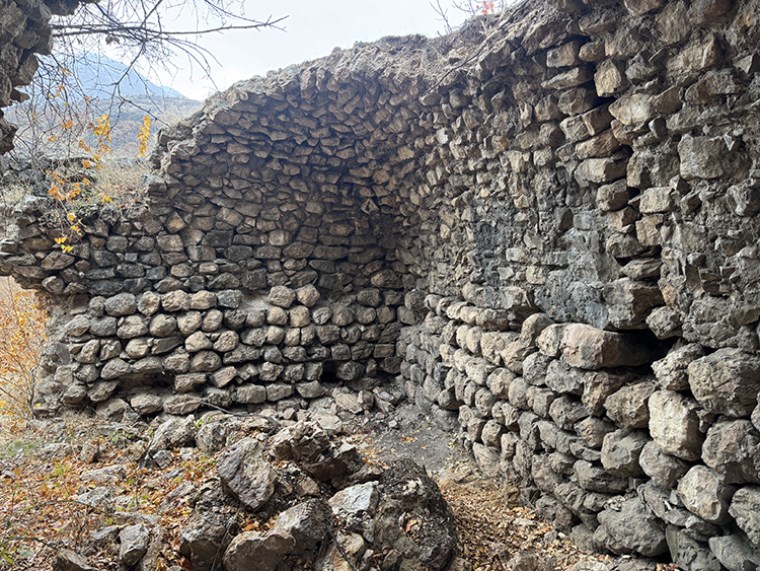 Nemrut Dağı'nın Eteklerinde Keşfedilen Yüzyıllık Tarih: 750 Yıllık Han ve Köprü