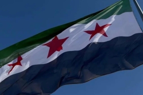 suriyenin-yeni-bayragi-anlami-ve-degisimin-arkasindaki-hikaye-AEYlnw6F.jpg