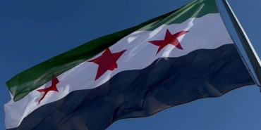 suriyenin-yeni-bayragi-anlami-ve-degisimin-arkasindaki-hikaye-AEYlnw6F.jpg