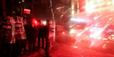 tifliste-dorduncu-gunde-biber-gazina-karsi-havai-fisek-gosterisi-SqMrpEpx.jpg