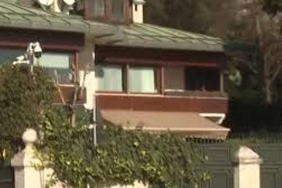 unlu-is-insaninin-gizemli-sonu-bebekteki-yalisinda-supheli-sekilde-oldu-qgOhrfxL.jpg