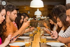 yemek-masasinda-telefon-kullanmanin-gizli-tehlikeleri-sofra-adabini-unutmayin-KEuTYlPc.jpg