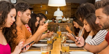 yemek-masasinda-telefon-kullanmanin-gizli-tehlikeleri-sofra-adabini-unutmayin-KEuTYlPc.jpg