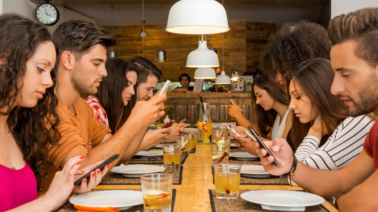 yemek-masasinda-telefon-kullanmanin-gizli-tehlikeleri-sofra-adabini-unutmayin-KEuTYlPc.jpg