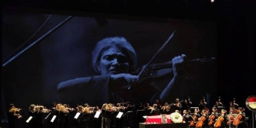 90-yasinda-hayatini-kaybeden-keman-sanatcisi-ayla-erdurana-saygi-durusu-muzikal-bir-efsanenin-ardinda-biraktigi-izler-8hfeQfsL.jpg