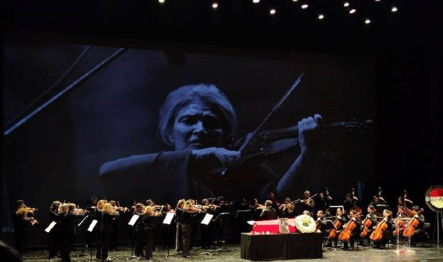 90-yasinda-hayatini-kaybeden-keman-sanatcisi-ayla-erdurana-saygi-durusu-muzikal-bir-efsanenin-ardinda-biraktigi-izler-8hfeQfsL.jpg