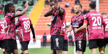 alanyaspor-ve-basaksehir-dokuz-gollu-heyecan-dolu-mac-CS9UKTVA.jpg