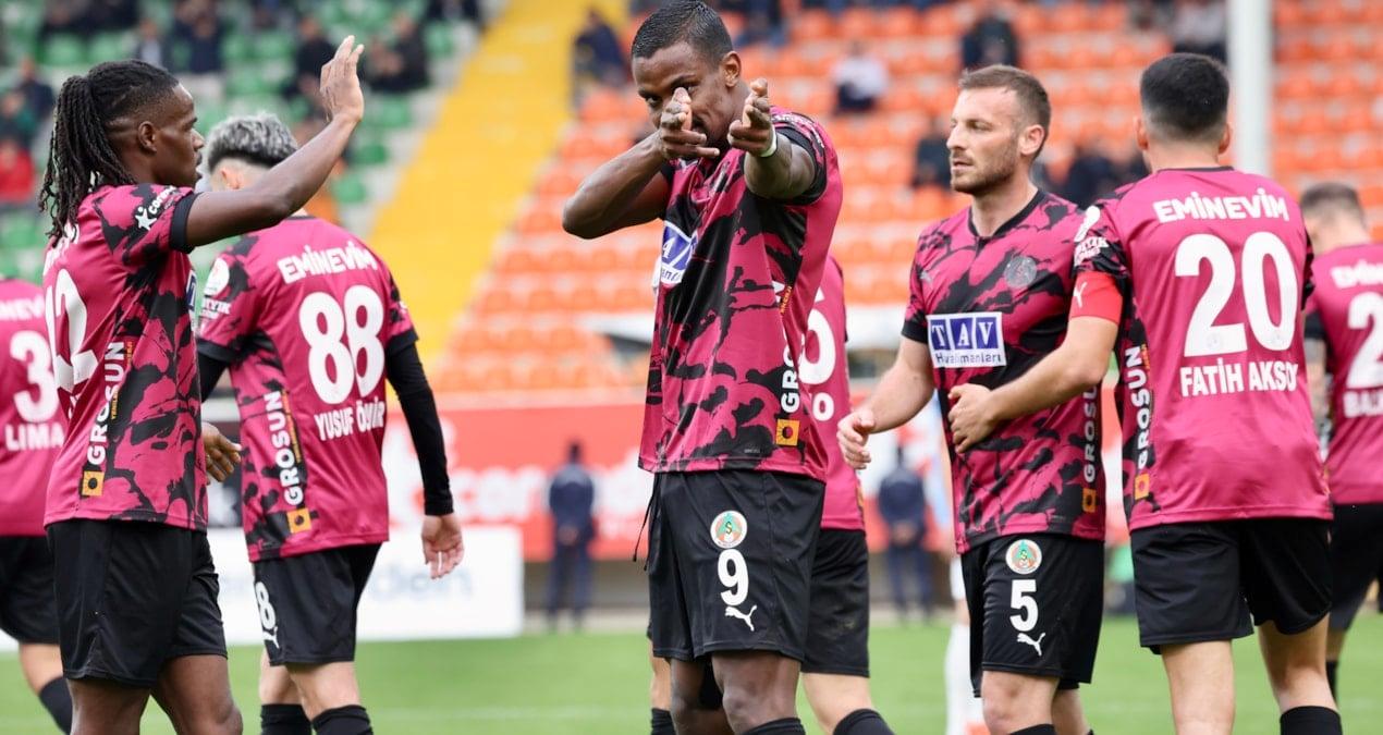 alanyaspor-ve-basaksehir-dokuz-gollu-heyecan-dolu-mac-CS9UKTVA.jpg