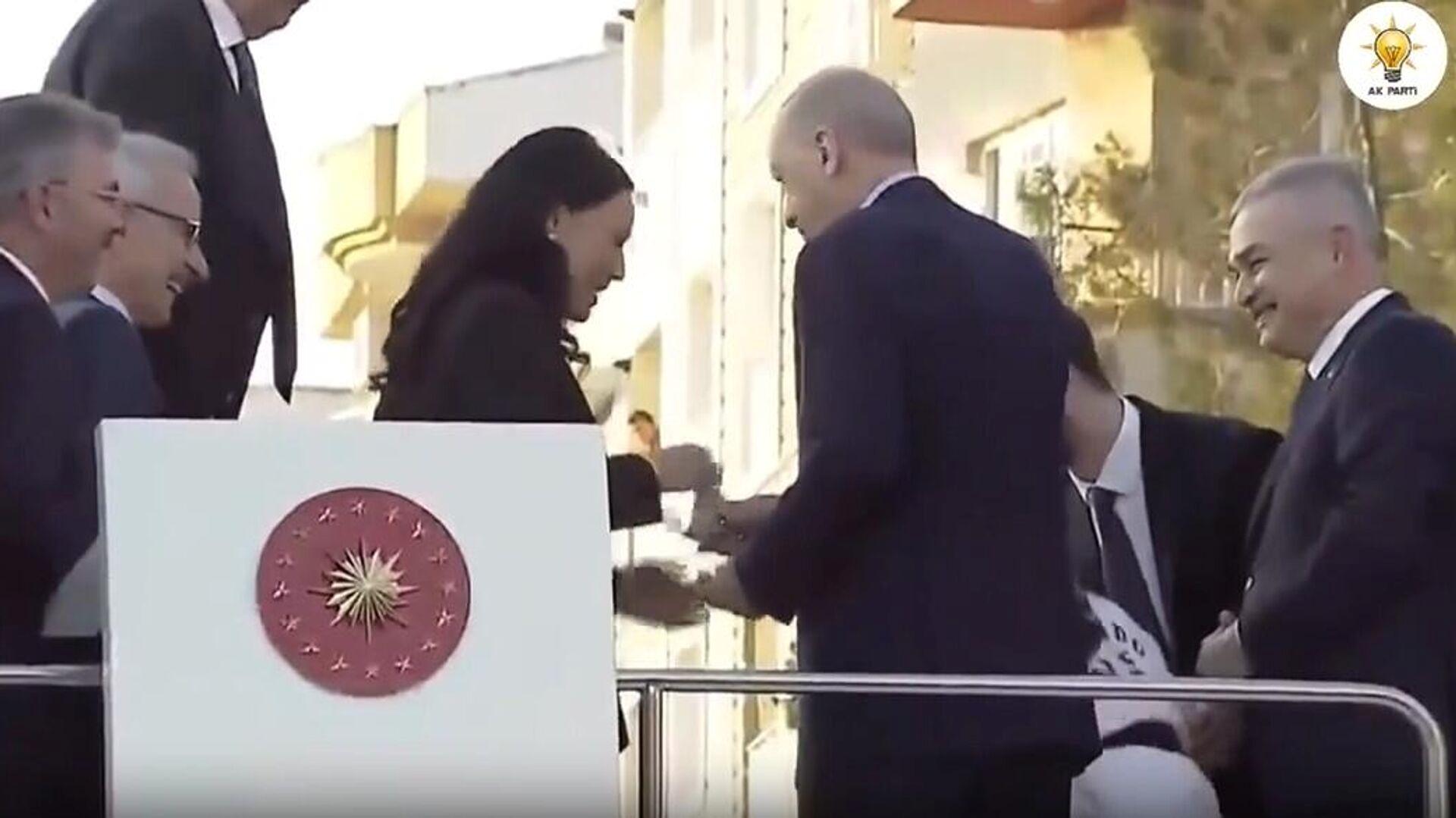 aydin-milletvekili-saribas-cumhurbaskani-erdoganin-elini-optu-200-tl-harclik-aldi-TVgtcW2L.jpg