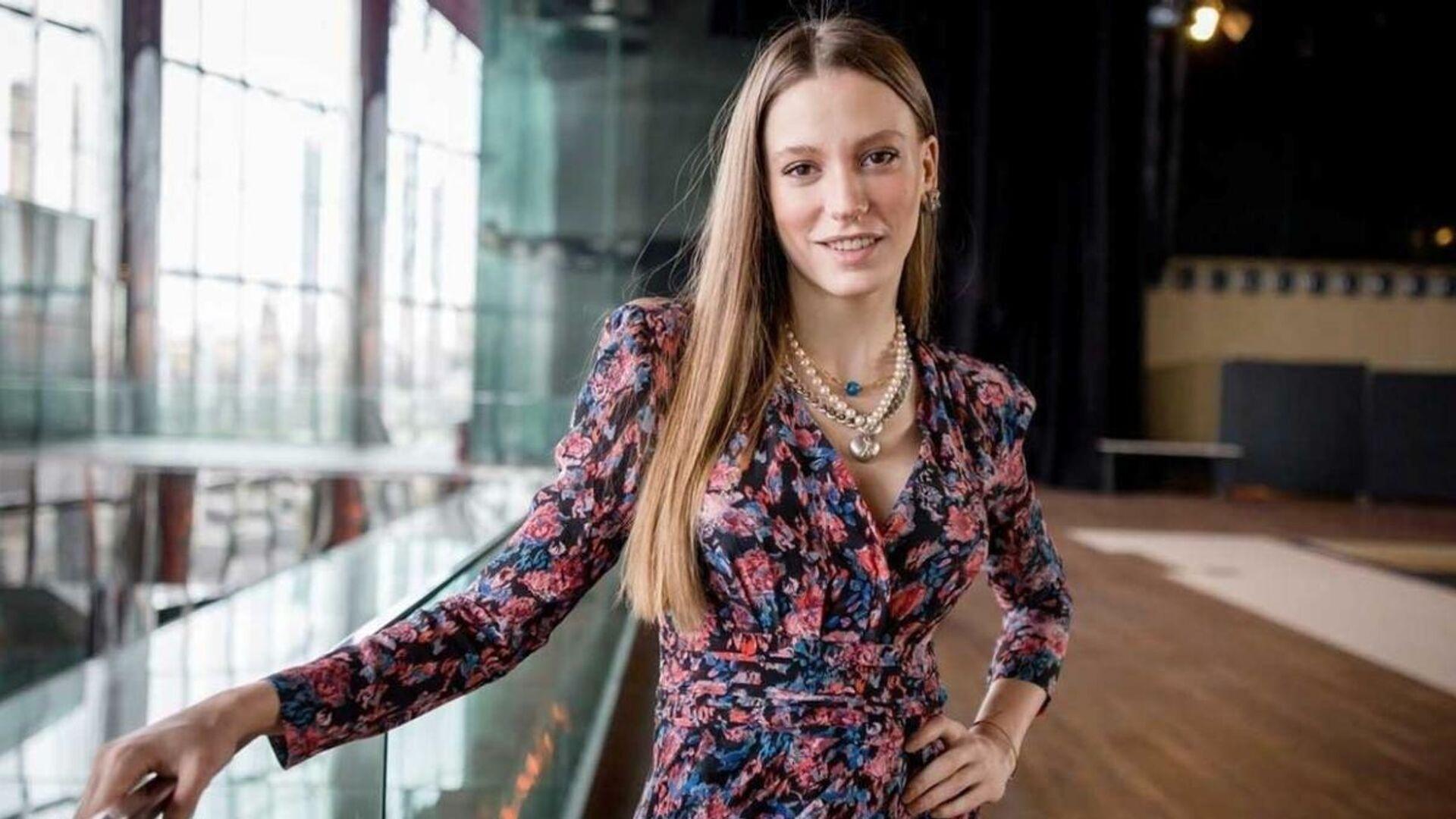 ayse-barim-ve-serenay-sarikaya-iddialari-sonrasi-oyuncular-tek-tek-aciklama-yapti-hayati-diledigi-gibi-yasiyor-diye-PzMc2cXR.jpg