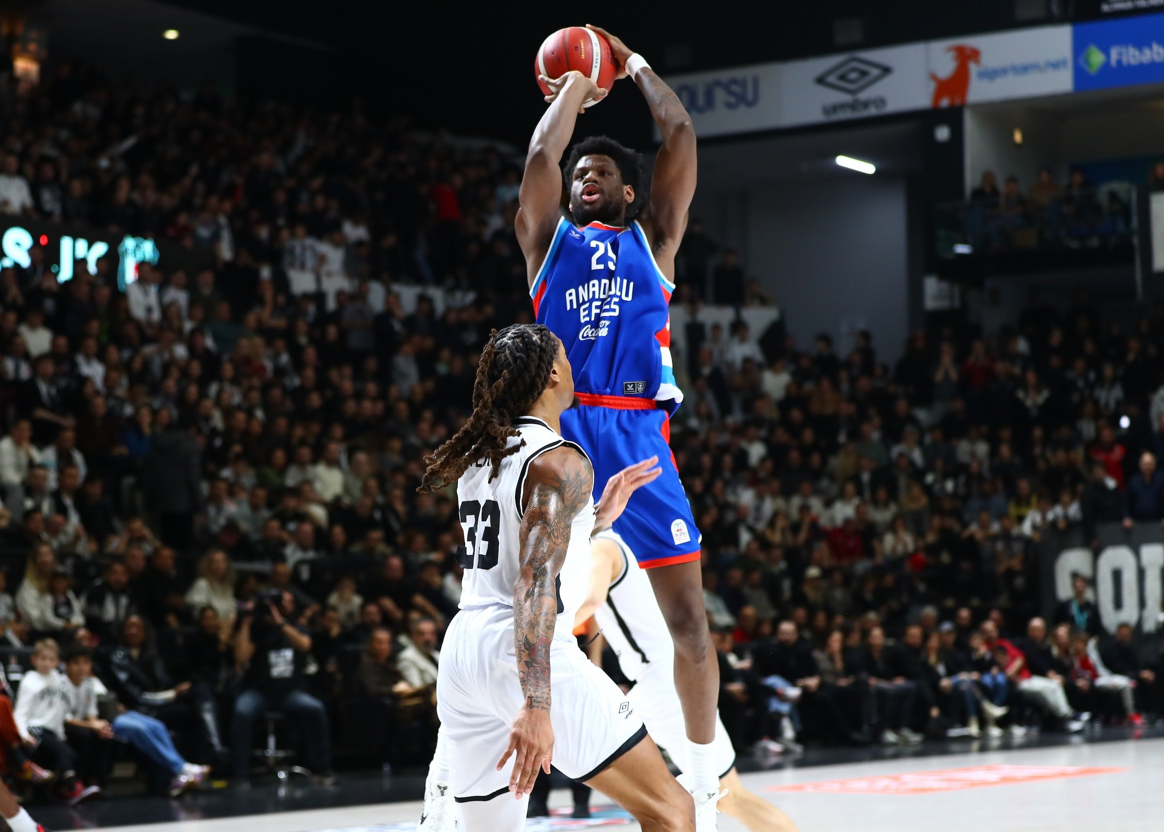 Beşiktaş Fibabanka, Anadolu Efes'i Mağlup Etti