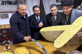 chp-lideri-ozelin-karsta-gravyer-kestigi-fotografiviraloldu-turkiyenin-en-guzel-peynirleri-burada-uretiliyor-LKZHA8ZW.jpg