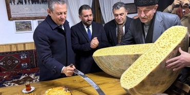 chp-lideri-ozelin-karsta-gravyer-kestigi-fotografiviraloldu-turkiyenin-en-guzel-peynirleri-burada-uretiliyor-LKZHA8ZW.jpg