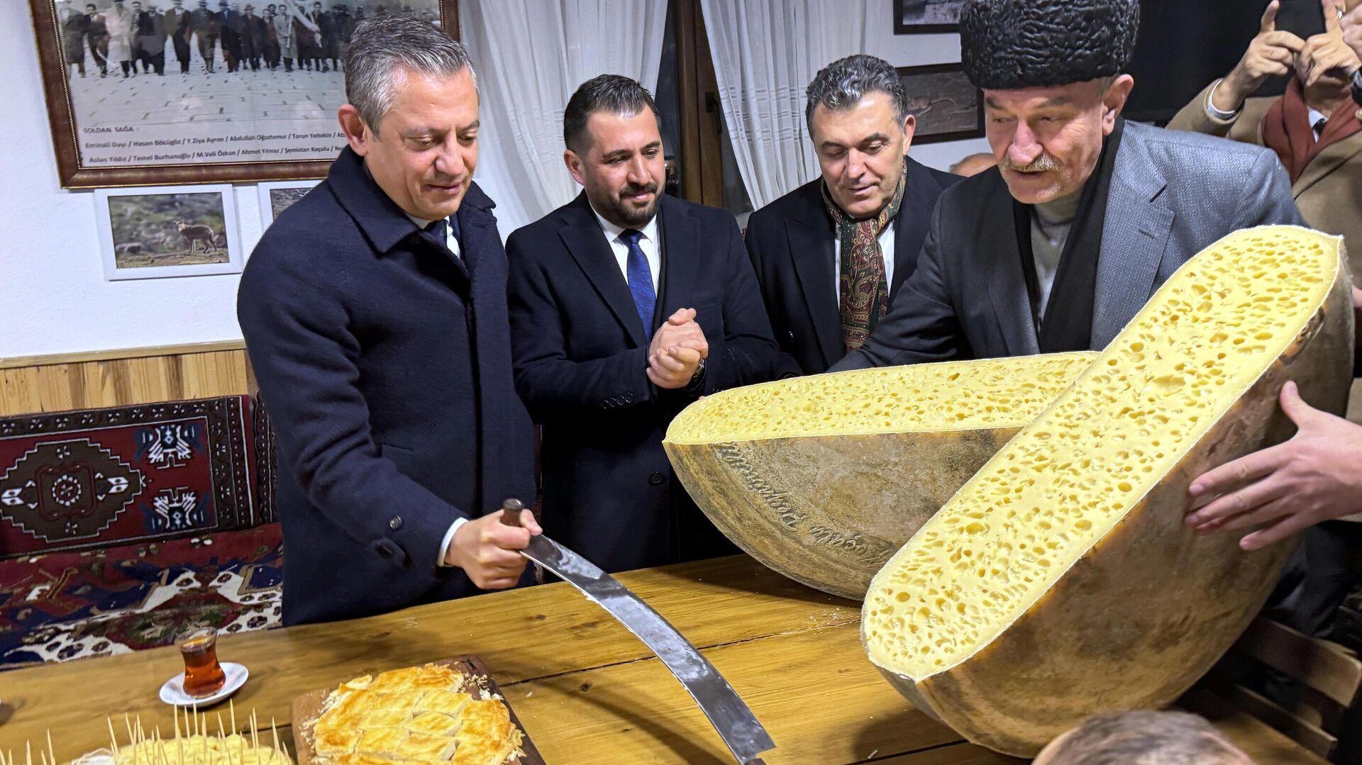chp-lideri-ozelin-karsta-gravyer-kestigi-fotografiviraloldu-turkiyenin-en-guzel-peynirleri-burada-uretiliyor-LKZHA8ZW.jpg