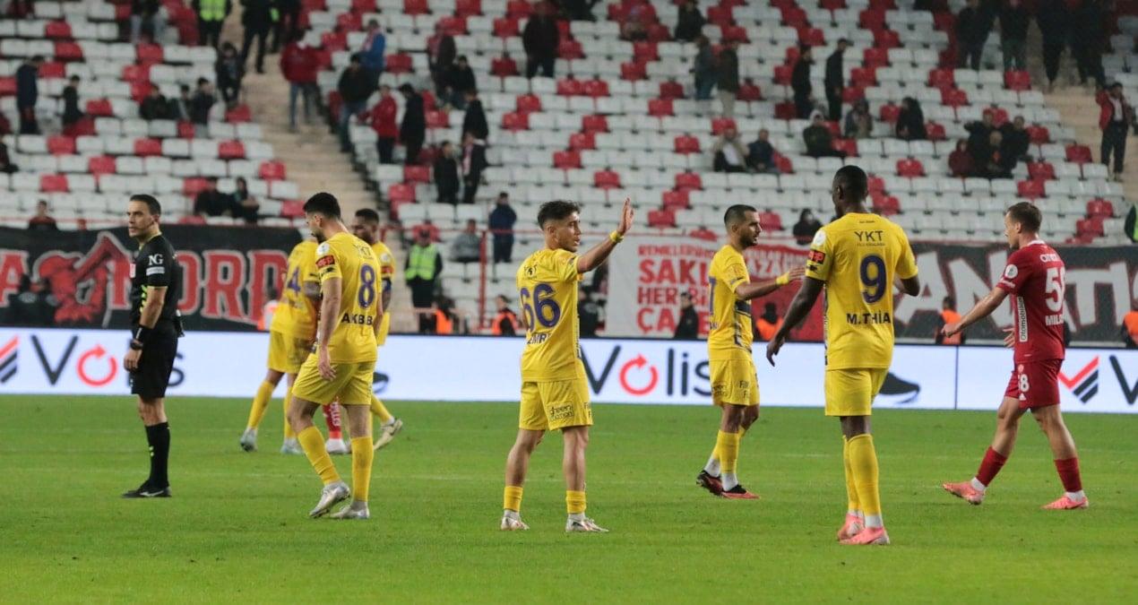 eyupspor-antalyasporu-deplasmanda-farkli-gecti-XMY5OjDZ.jpg