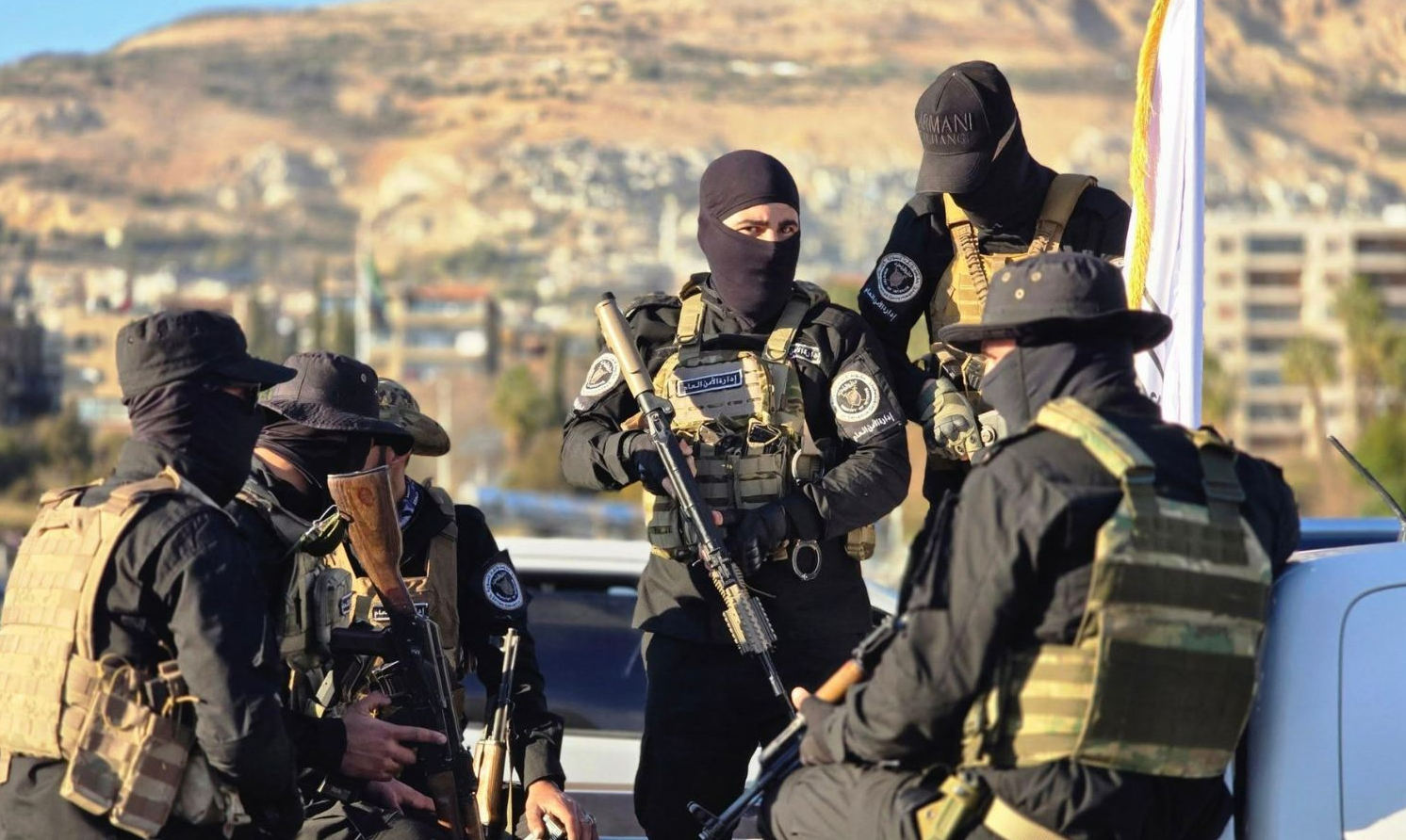 İsrail Ordusu Suriye'yi İşgal Ederken HTŞ Polisi Olayları İzliyor